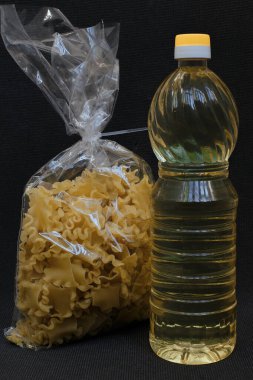 Farklı çiğ İtalyan makarnası ve koyu arka planda yağlı. Diyet ve yemek konsepti. Boşluğu kopyala.