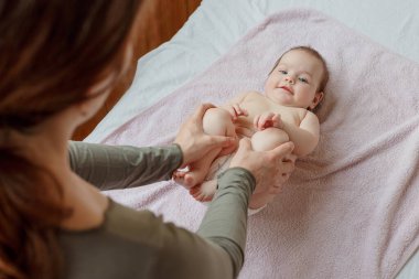 Anne sırt ve yeni doğmuş bir bebeğe ayak masajı yapıyor. Annenin bakımı. sağlıklı yaşam tarzı.