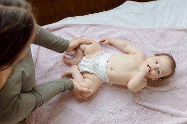 Anne sırt ve yeni doğmuş bir bebeğe ayak masajı yapıyor. Annenin bakımı. sağlıklı yaşam tarzı.