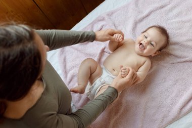 Anne sırt ve yeni doğmuş bir bebeğe ayak masajı yapıyor. Annenin bakımı. sağlıklı yaşam tarzı.