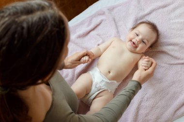Anne sırt ve yeni doğmuş bir bebeğe ayak masajı yapıyor. Annenin bakımı. sağlıklı yaşam tarzı.