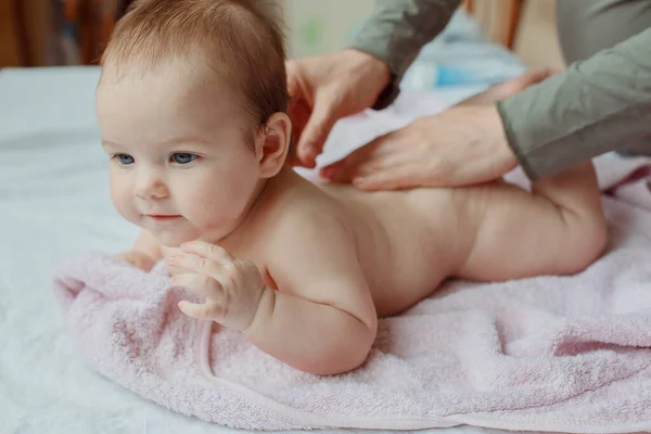 Mãos Mãe Que Aplicam Nata Bebê Depois Tomar Banho Quarto — Fotografia de Stock