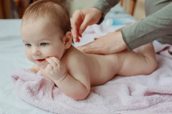 Mãos Mãe Que Aplicam Nata Bebê Depois Tomar Banho Quarto — Fotografia de Stock