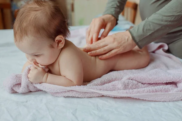 Mãos Mãe Que Aplicam Nata Bebê Depois Tomar Banho Quarto — Fotografia de Stock