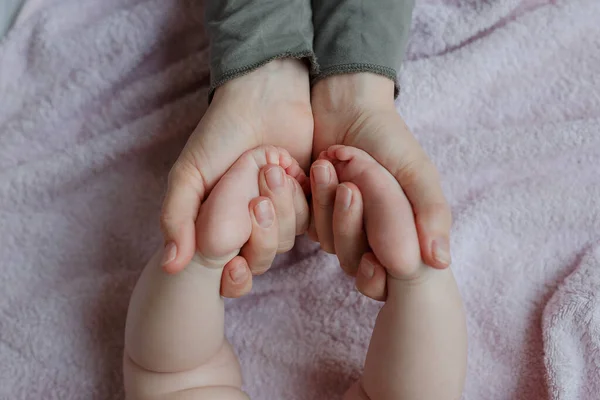 Pés Bebé Nas Mãos Mãe Mãe Filho Massagista Massajar Bebé — Fotografia de Stock