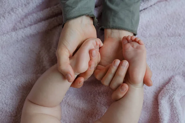 Pés Bebé Nas Mãos Mãe Mãe Filho Massagista Massajar Bebé — Fotografia de Stock