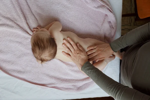 Anne Sırt Yeni Doğmuş Bir Bebeğe Ayak Masajı Yapıyor Annenin — Stok fotoğraf