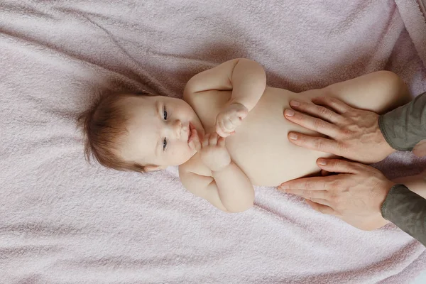 Vista Superior Mãe Seu Filho Bonito Cama Massagem Bebê Exercícios — Fotografia de Stock