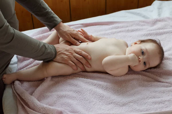 Mama Robi Masaż Pleców Stóp Noworodkowi Opieka Matki Zdrowy Tryb — Zdjęcie stockowe