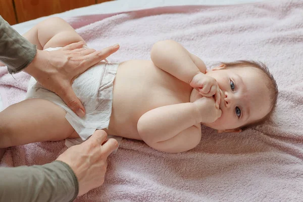 Ovanifrån Mamma Byta Blöja Till Baby — Stockfoto