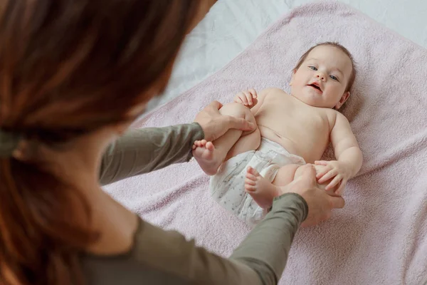 Ovanifrån Mor Och Hennes Söta Barn Sängen Babymassage Och Gymnastikövningar — Stockfoto