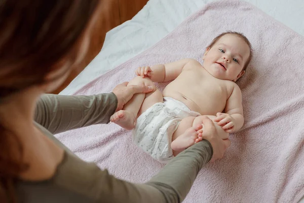 Mãe Faz Volta Uma Massagem Nos Pés Para Bebê Recém — Fotografia de Stock