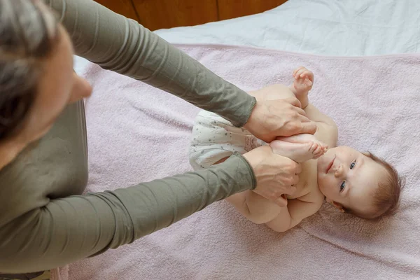 Mama Robi Masaż Pleców Stóp Noworodkowi Opieka Matki Zdrowy Tryb — Zdjęcie stockowe