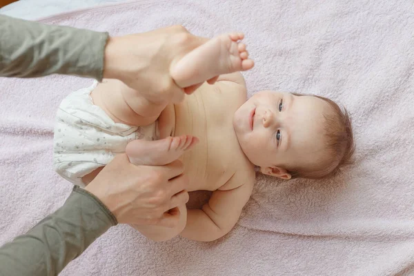 Vista Superior Mãe Seu Filho Bonito Cama Massagem Bebê Exercícios — Fotografia de Stock