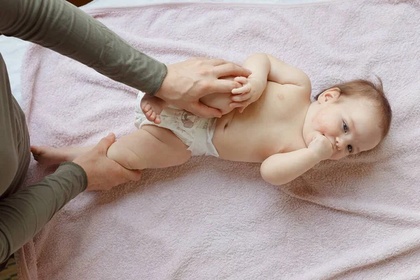 Vista Superior Mãe Seu Filho Bonito Cama Massagem Bebê Exercícios — Fotografia de Stock