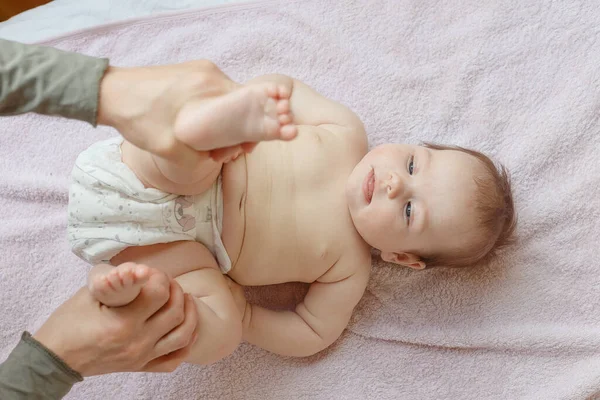 Vista Superior Mãe Seu Filho Bonito Cama Massagem Bebê Exercícios — Fotografia de Stock