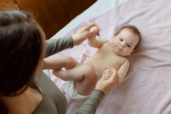 Mãe Faz Volta Uma Massagem Nos Pés Para Bebê Recém — Fotografia de Stock