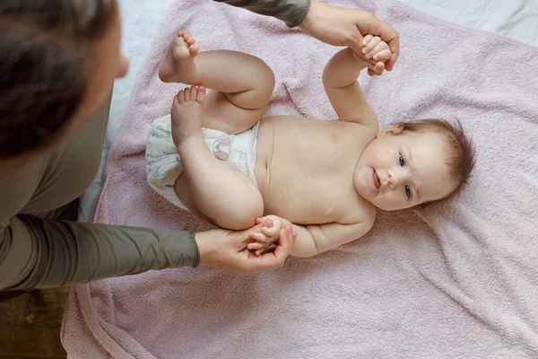 Vista Superior Mãe Seu Filho Bonito Cama Massagem Bebê Exercícios — Fotografia de Stock