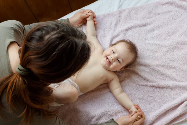 Mãe Filho Uma Cama Branca Menina Bebê Fralda Mãe Brincando — Fotografia de Stock