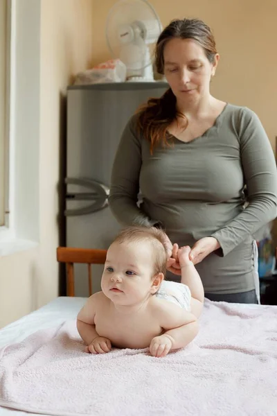 Mamma Står Bredvid Barnet Massage För Barnet Fyra Månader Gammal — Stockfoto