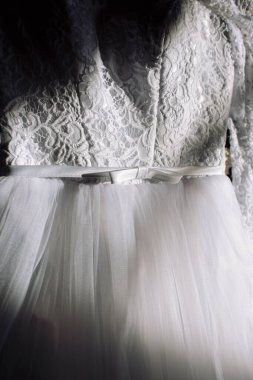 Gelinin dantelli gelinliği ahşap bir askıda. Krem rengi elbise. Gelinin sabahı. Ziyaret töreni. Gelin ve damat. Düğün için. # Oktail elbisesi, gece elbisesi.