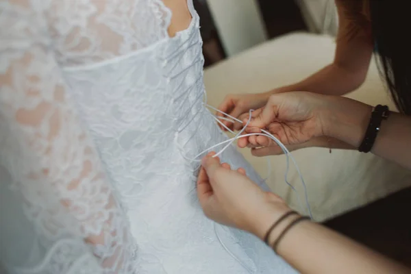 Segít Menyasszony Hogy Neki Wedding Dress — Stock Fotó