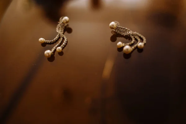Boucles Oreilles Avec Design Simple Sur Une Table Verre Gros — Photo