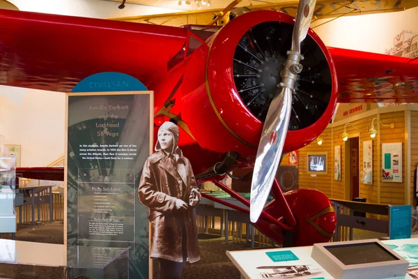 Amelia Earhart и красный Lockheed 5B Вега Первая женщина, чтобы попытаться т Стоковое Фото