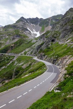 Susten dağın yol ve buzul İsviçre Alpleri'nde