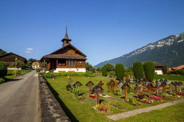 Kilisesi ve mezarlığı İsviçre Alpleri'nde Brienzer Gölü