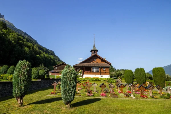 Εκκλησία Και Κοιμητήριο Στην Brienzer Λίμνη Στην Ελβετία Στις Άλπεις — Φωτογραφία Αρχείου