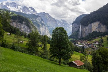 Lauterbrunnen Vadisi ve İsviçre Alpleri'nde Staubbach şelale