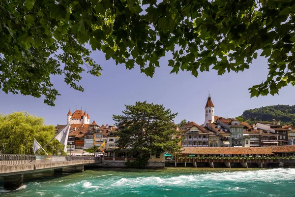 Thun şehir Lake Thuner İsviçre Alpleri'nde tarafından