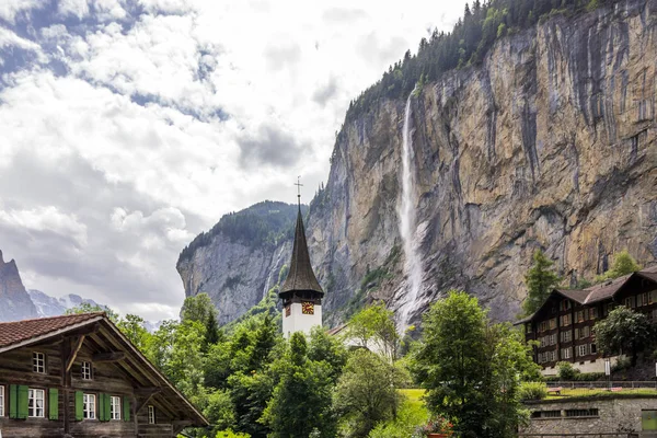 Lauterbrunnen Vadisi ve İsviçre Alpleri'nde Staubbach şelale