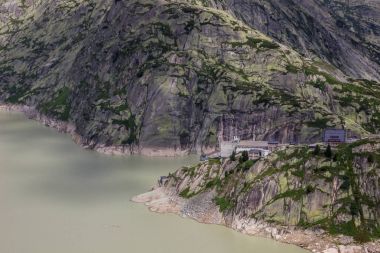 Grimsel pass, göl ve baraj İsviçre Alpleri'nde