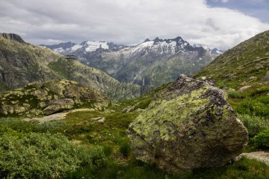 Oberaar Panoramik dağ yolu ve buzul İsviçre Alpleri'nde