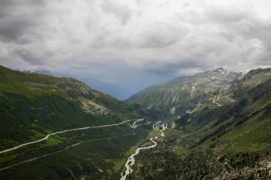 dağ yolundan Furka tarafından geçmek İsviçre Alpleri'nde
