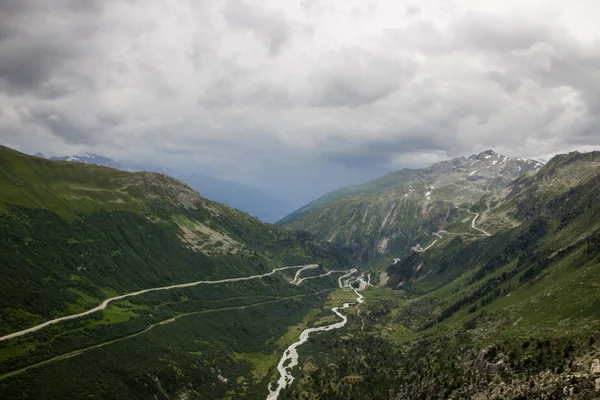 dağ yolundan Furka tarafından geçmek İsviçre Alpleri'nde