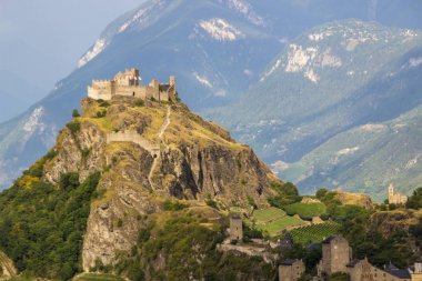 kaleler İsviçre Alpleri'nde Sion Tarikatı