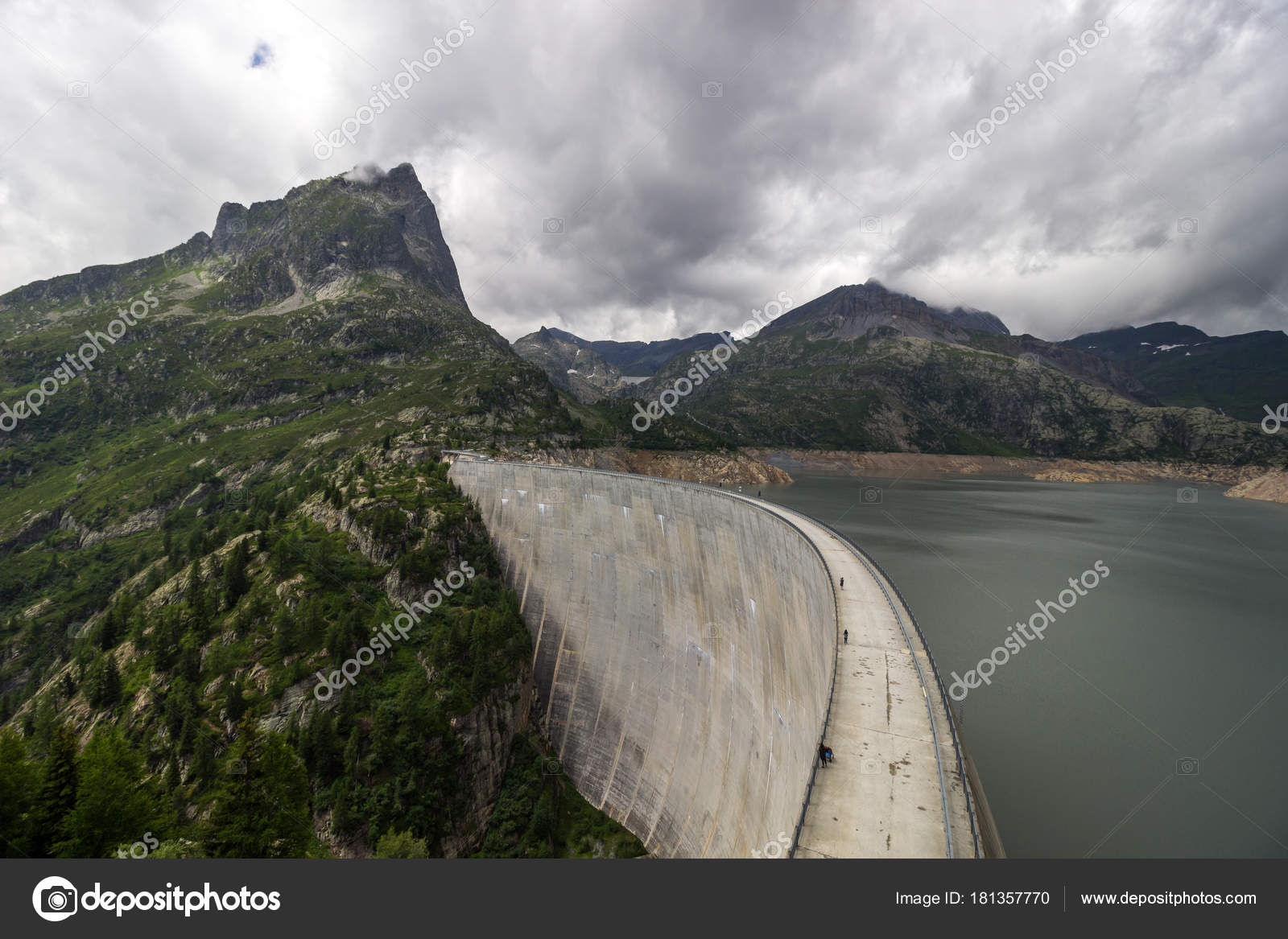 Barrage Emosson Suiza Los Alpes Cerca Frontera Con Francia Foto De Stock C Tomaszmusiol 181357770