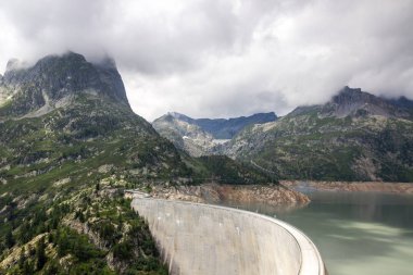 Baraj Emosson İsviçre Alpleri'nde