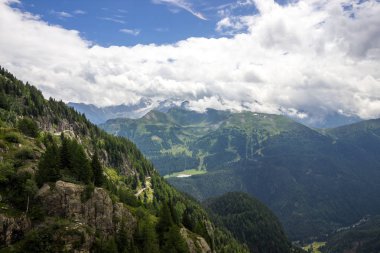 Baraj Emosson İsviçre Alpleri'nde Fransa sınırında