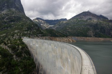 Baraj Emosson İsviçre Alpleri'nde