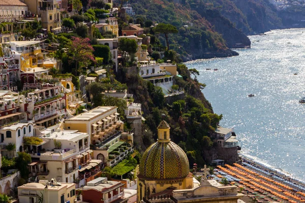 Plaży Ulice Kolorowe Domy Wzgórzu Mieście Positano Wybrzeżu Amalfi Włochy — Zdjęcie stockowe