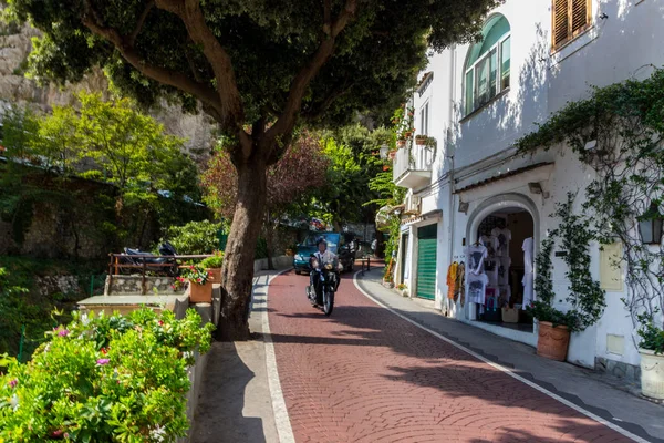plaj sokakları ve Amalfi Coast İtalya Positano'daki tepede renkli evleri