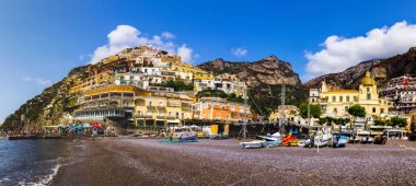 plaj sokakları ve Amalfi Coast İtalya Positano'daki tepede renkli evleri 