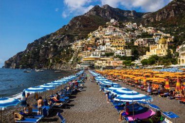 plaj sokakları ve Amalfi Coast İtalya Positano'daki tepede renkli evleri 