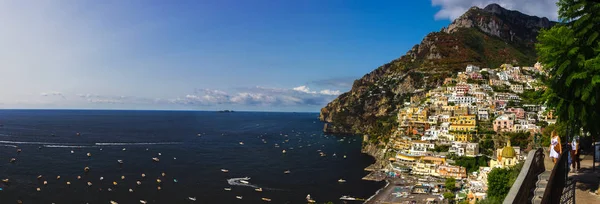 Plaży Ulice Kolorowe Domy Wzgórzu Mieście Positano Wybrzeżu Amalfi Włochy — Zdjęcie stockowe