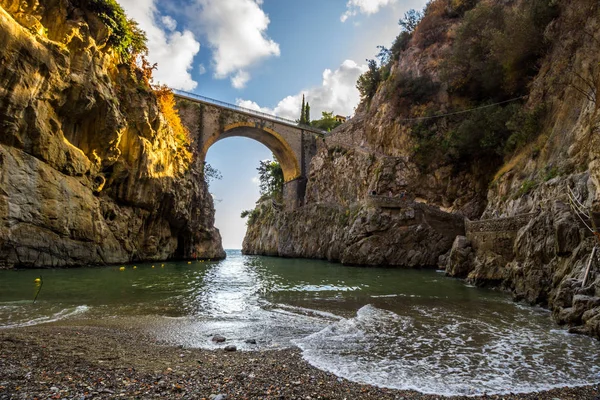 Furore Zatoka Fjord Wybrzeżu Amalfi Mostu Nad Morzem — Zdjęcie stockowe