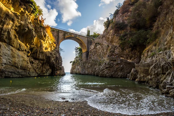 Furore Amalfi Coast bir fiyort körfezde köprü ile denizin üzerinde olduğunu.